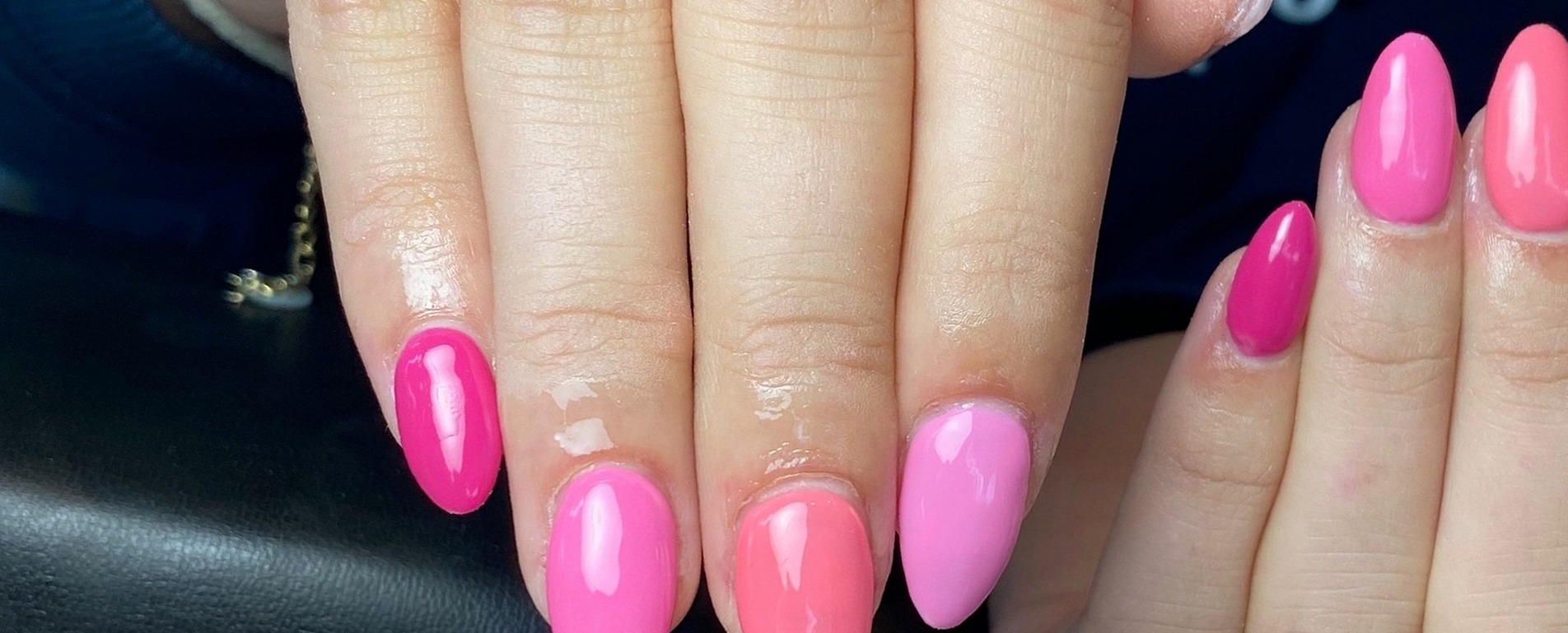 Roze en koraalkleurige gellak op amandelvormige nagels