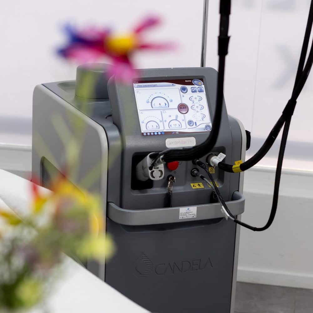 Candela GentleMax PRO laserapparaat met bloemen op de voorgrond