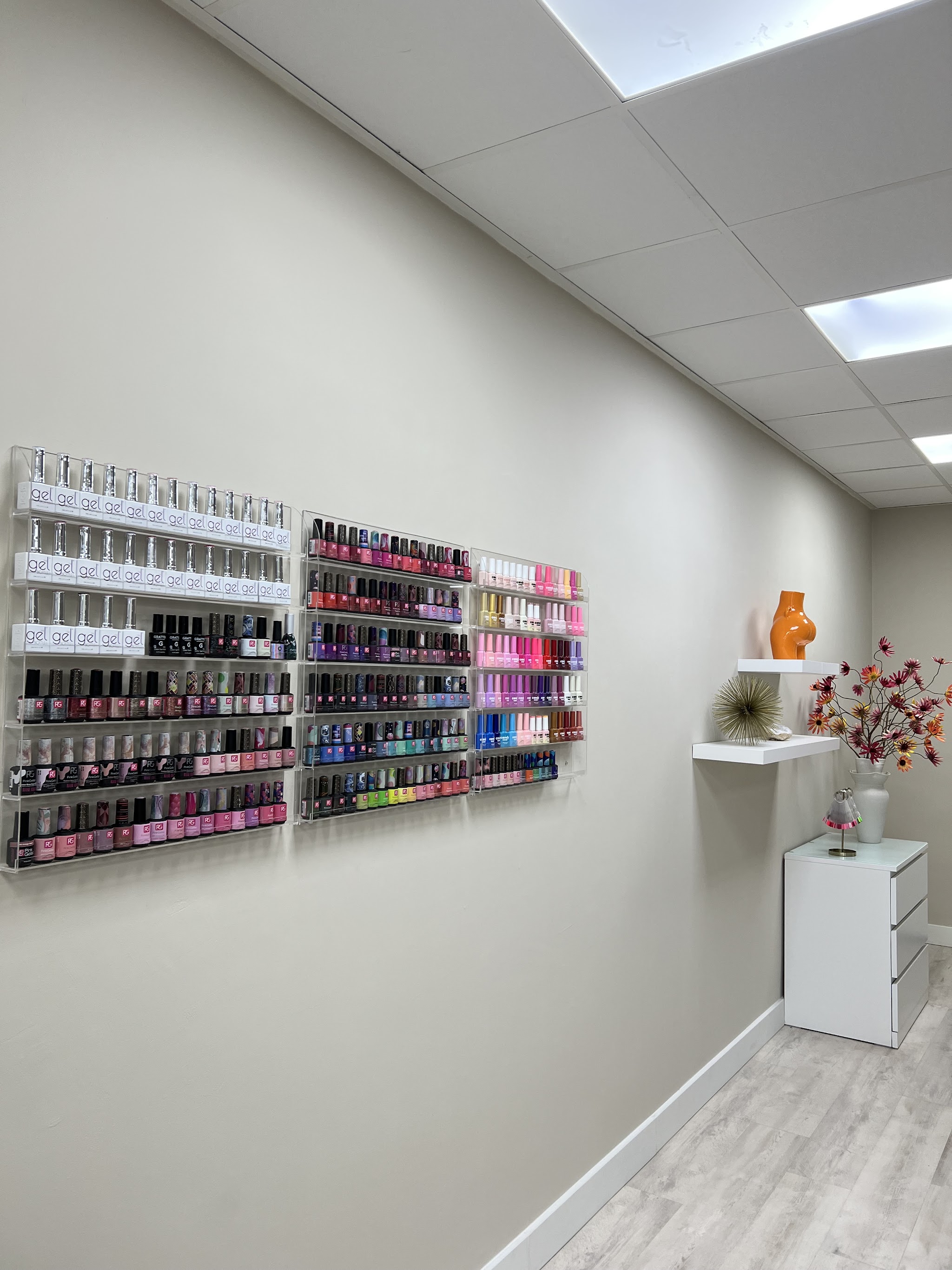 Wand vol gellakkleuren in de salon