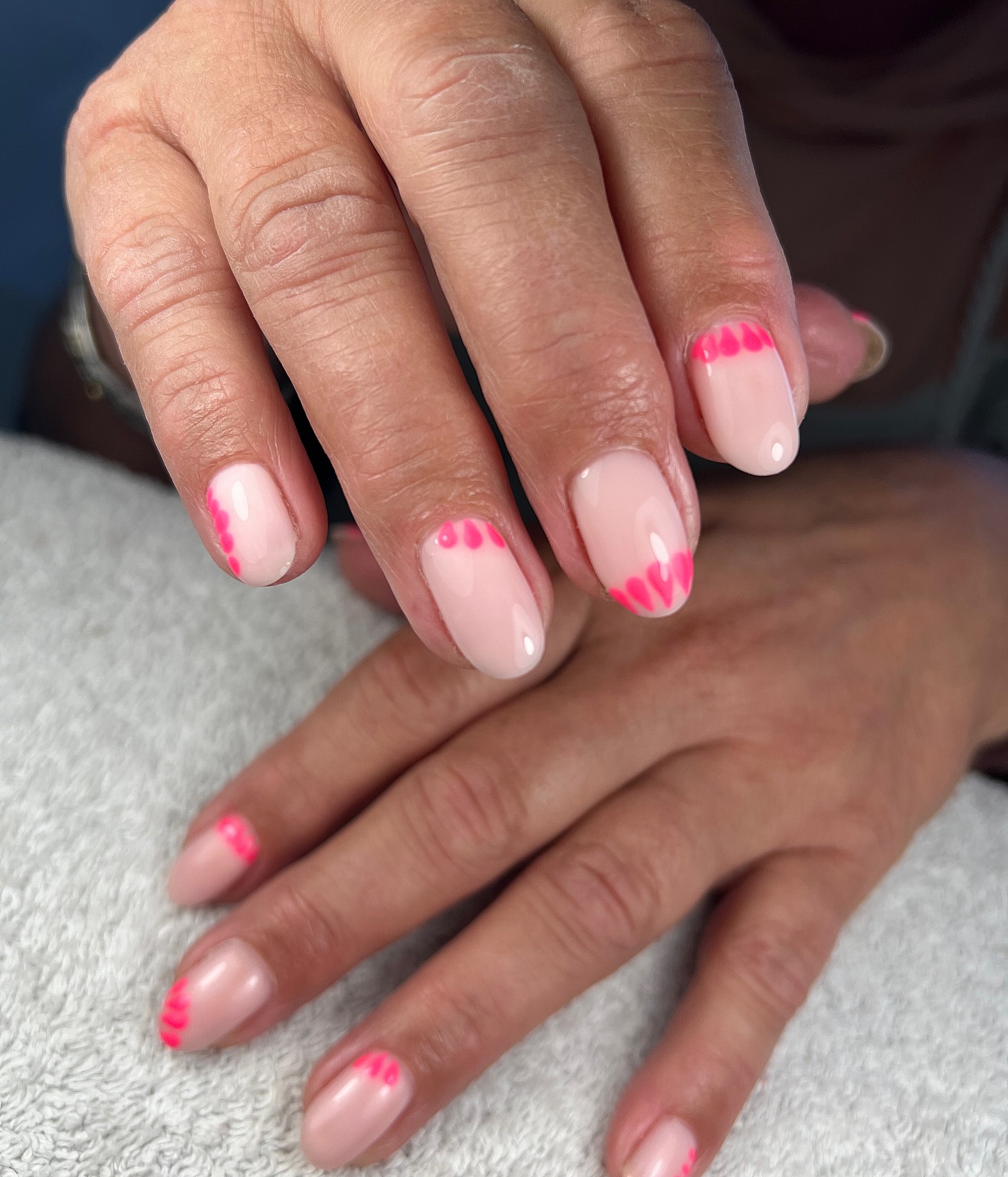 Nude nagels met roze vlammetjes op de tips