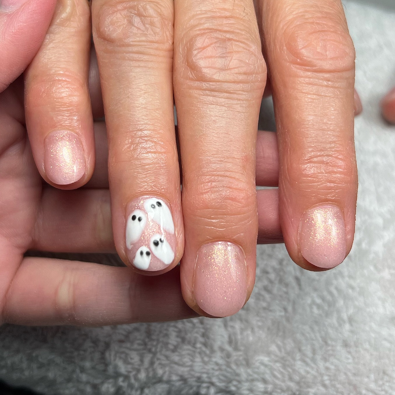 Shimmer nagels met spookjes nail art