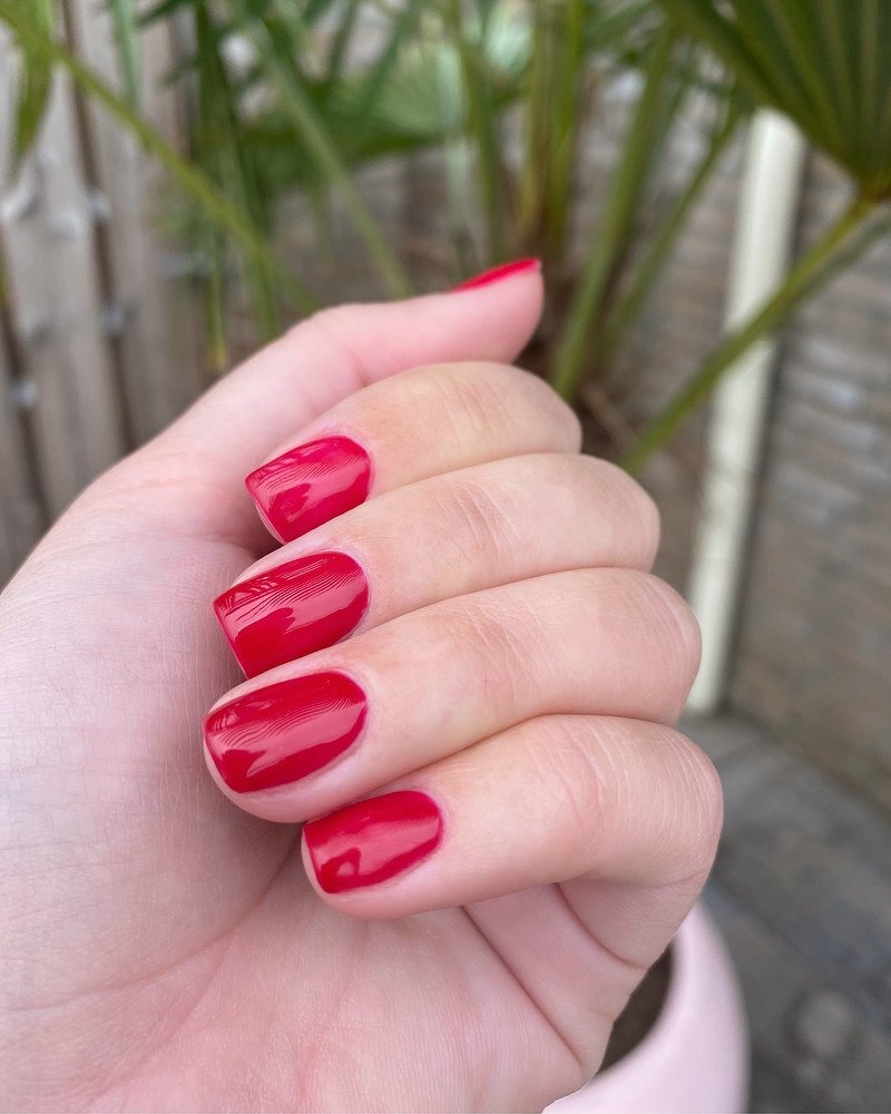 Rode gellak op korte vierkante nagels
