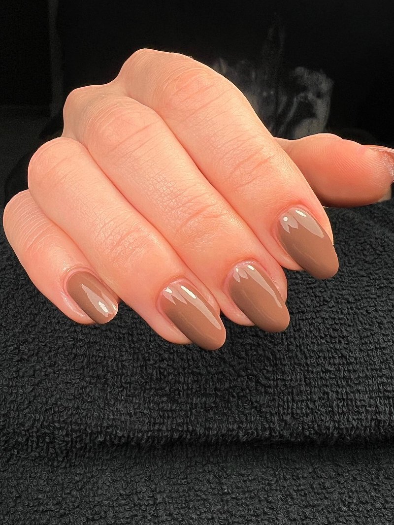 Bruine gellak op amandelvormige nagels