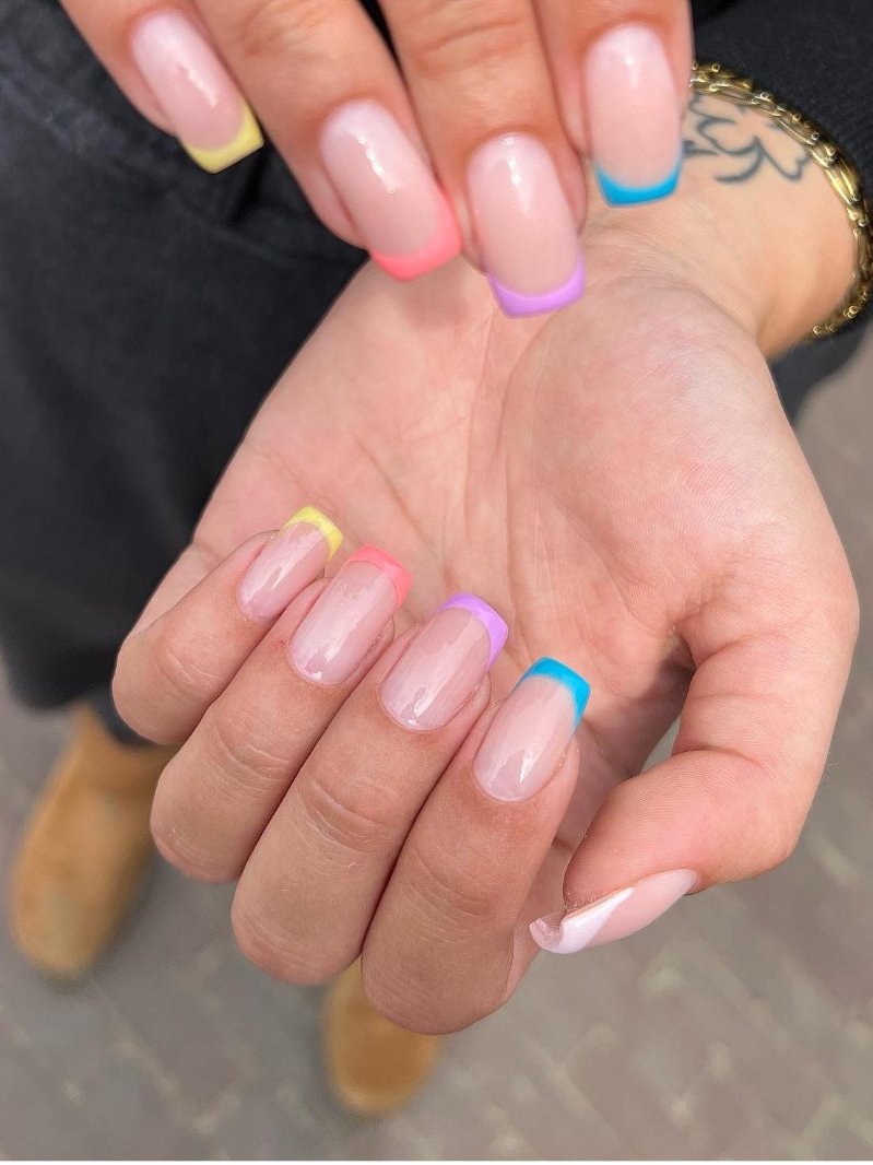 French manicure met regenboogkleurige tips