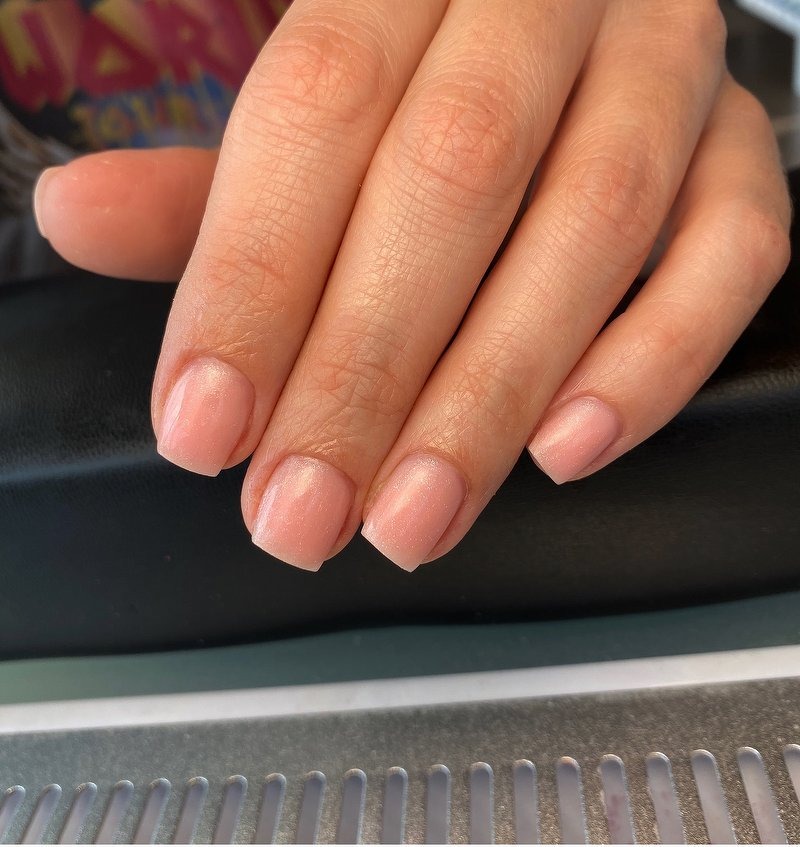 Nude gellak op korte nagels