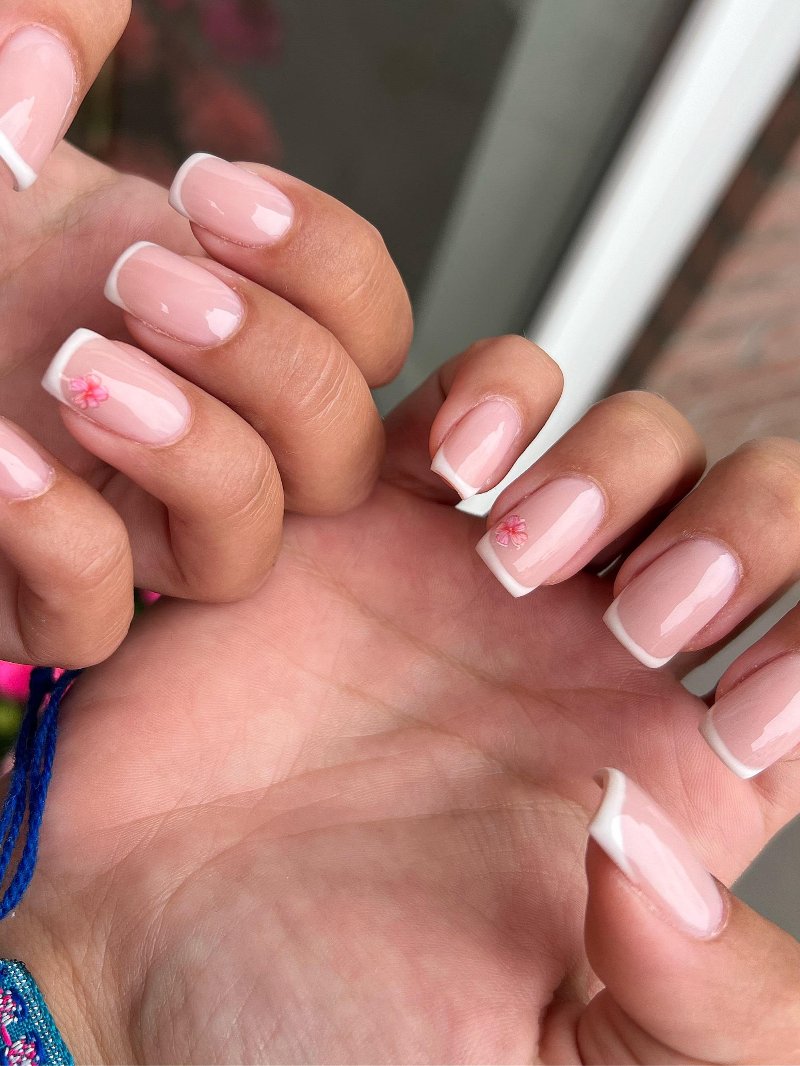 Roze French manicure met stippen