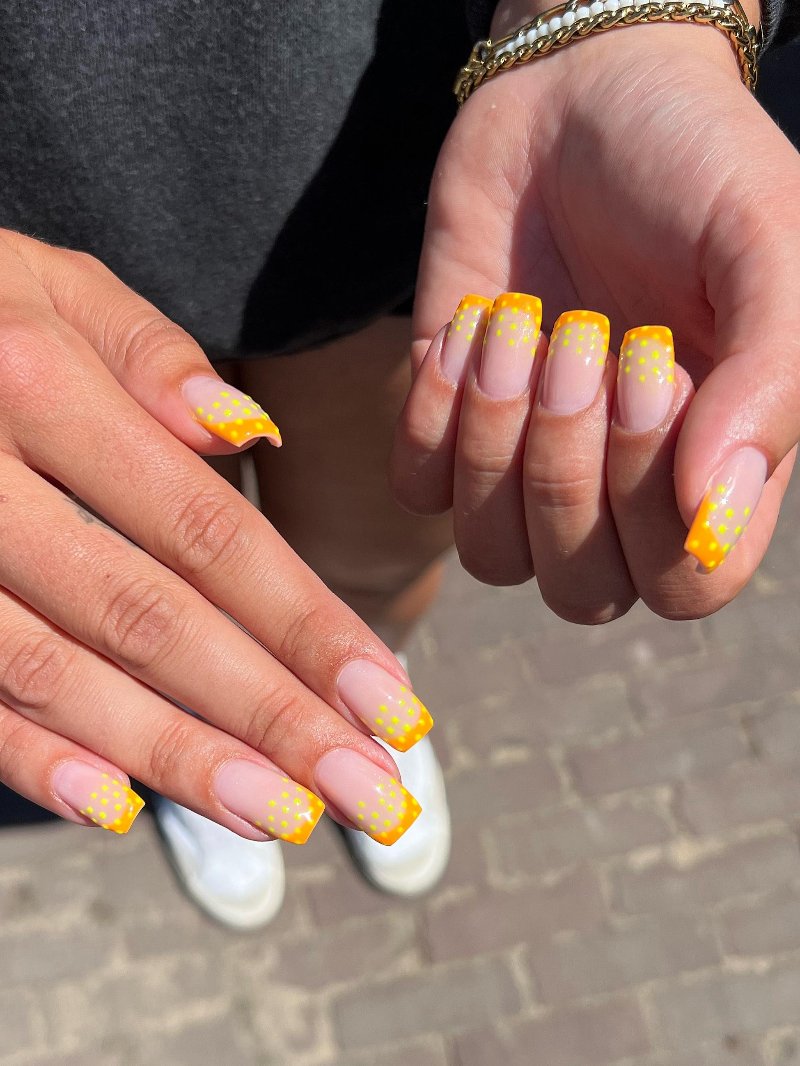 Nagels met oranje ombré tips