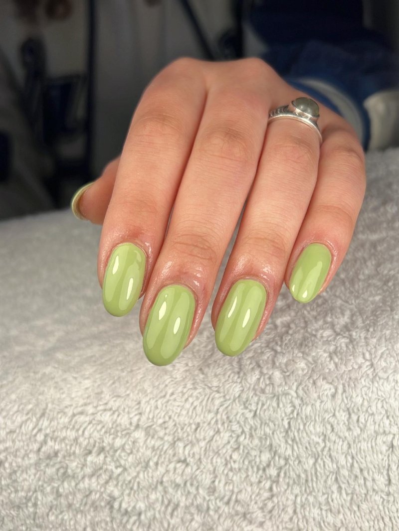 Pistachegroene gellak op amandelvormige nagels