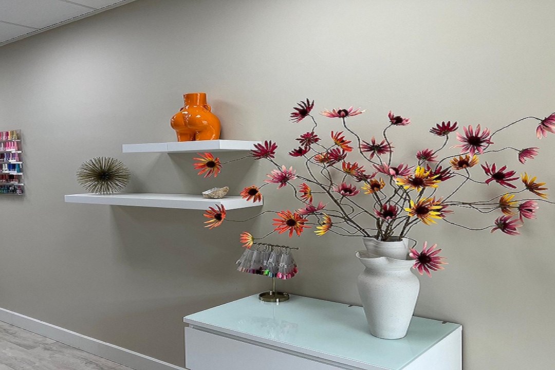 Decoratiehoek met bloemen en planken