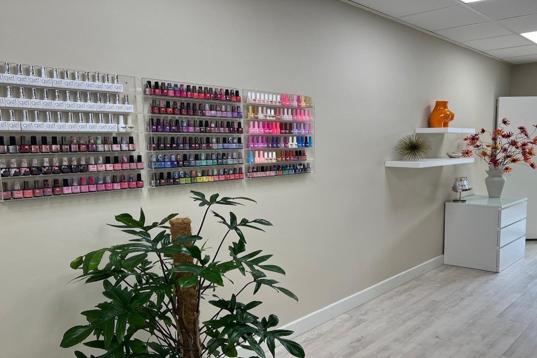 Nagellakwand met een plant
