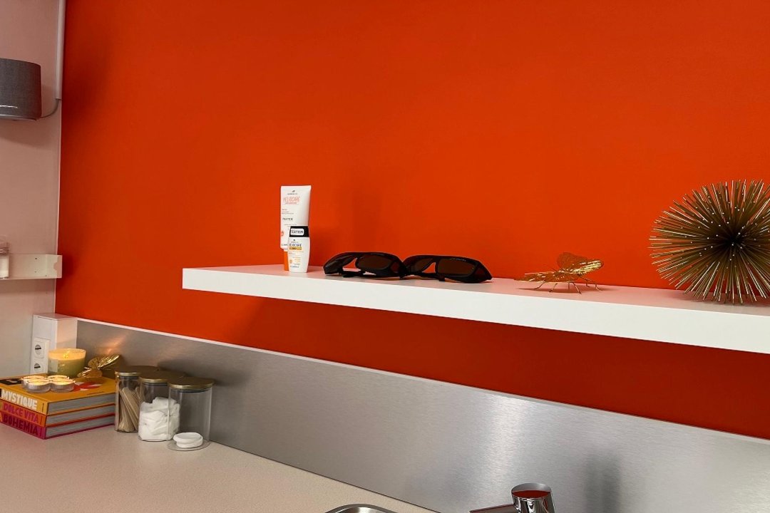 Oranje wandplank met laserbrillen en producten