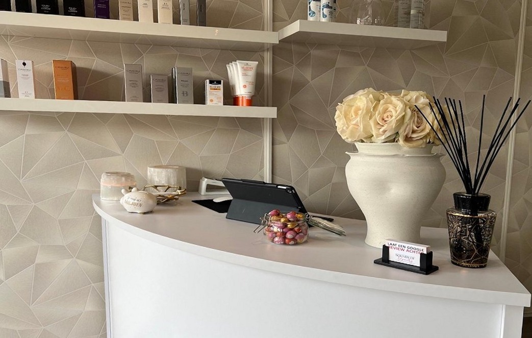 Receptiebalie met vaas, diffuser en tablet